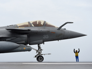 美国一架F-35战机坠毁！爆炸画面流出：现场升腾起巨大火球和浓烟