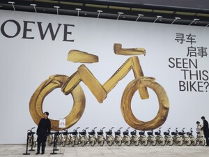 奢侈品“下沉”卷出新高度：1.5元就能和罗意威“Citywalk”  生存压力下，奢侈品纷纷盯上烟火气
