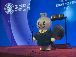 从“校门口”到港交所，蜜雪冰城盘中市值超千亿港元 “雪王”港交所敲钟致辞，创始人张氏兄弟未现身