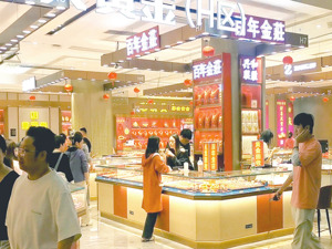 国际金价上周每盎司回调近100美元 现在到底该“买”还是“卖”？
