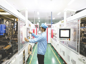每经专访人社部原副部长杨志明：改变目前中等收入群体中“白领”占多数状况 也要让大批优秀“蓝领”进入中等收入群体