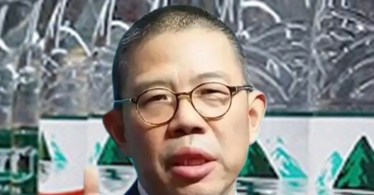 瓶装水之王业绩依旧坚挺！农夫山泉发布2024年财报. , 农夫山泉营收428亿 , 利润超121亿