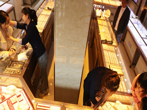 国际金价持续走高，国内多家黄金珠宝品牌首饰金价突破960元/克大关！网友热议，还能“上车”吗？