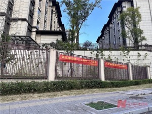 接连降价依然被解聘，多地物业费“降价潮”还在延续，上海有业主开始担忧房企背景的物业公司
