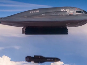 美国航母再遭胡塞武装袭击！美军空袭也门多地 ，B-2轰炸机现身：可携带核弹，以及重达3万磅的重型钻地炸弹
