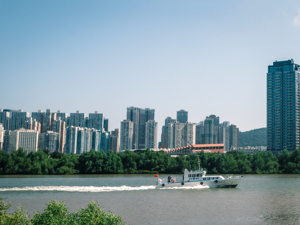 澳门特区行政长官岑浩辉发表任内首份施政报告：澳门要在经济适度多元发展方面展现更大作为