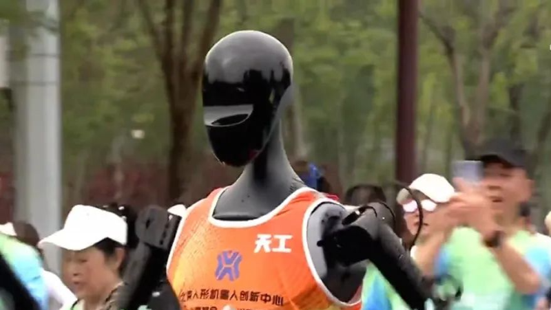 专题丨刚刚，人形机器人半马奖项发布！奖励机器人一个“机器人”！宇树科技回应G1摔倒：未参赛，最近事多！夺冠机器人背后股东涉这些上市公司