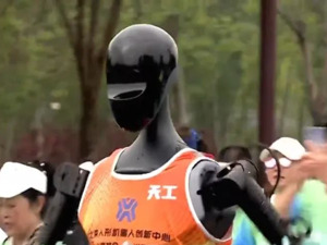 专题丨刚刚，人形机器人半马奖项发布！奖励机器人一个“机器人”！宇树科技回应G1摔倒：未参赛，最近事多！夺冠机器人背后股东涉这些上市公司