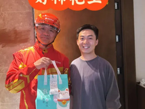 刘强东亲自送外卖！当事人回应：我不是托，没有收钱做营销！刘强东送外卖后请骑手们吃火锅