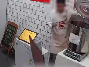 热搜！抖音回应卤鸭店老板摆拍争议：账号禁言30天，限制营利权限60天，抹除违规视频增长的粉丝
