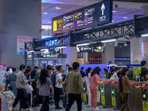 成都地铁多措并举 护航“五一”交通出行