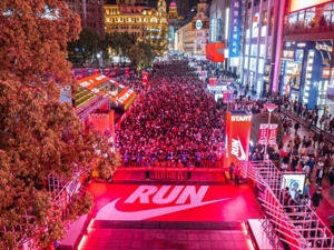女子夜跑树立赛事新标准， 耐克正把黑夜甩在身后
