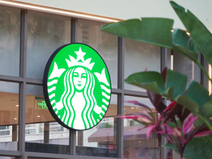 星巴克发布最新季报：北美同店可比交易量下滑4% 中国区增长4%，被CEO点名表扬