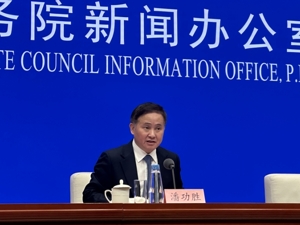 央行答每经问：鼓励银行发放信用贷款，将上市公司回购增持股票自有资金比例要求从30%下调至10%