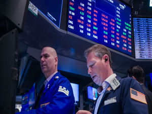 标普实现“六连涨”！特斯拉一度跌近5%，小米集团ADR涨3.66%！美联储再释鹰派信号