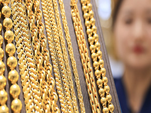 冲上热搜！黄金重回3300美元，有人砸40万元买进被“套”！金价还能涨吗？