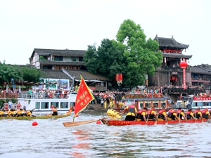 推动文旅产业创新发展 成都双流区举行2025第三届黄龙溪龙舟大赛暨龙船大会