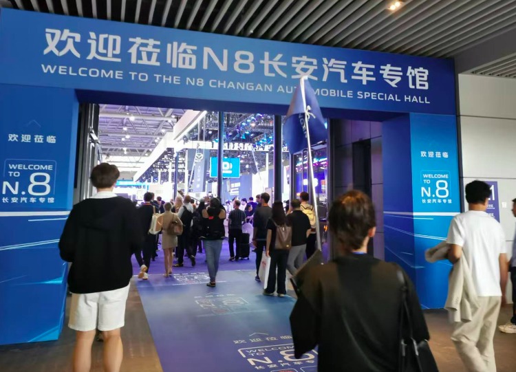 直击2025重庆车展：千余款新车型亮相  歼-10C战斗机与人形机器人引关注