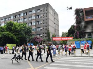无人机+机器狗+黑匣子！成都高新区启动“空地联动”智慧模式护航高考学子