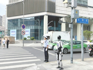 机器人“走”上成都街头 协助指挥交通