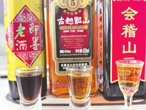 青啤豪掷6.65亿元“喝”黄酒，据说“有股焦味”