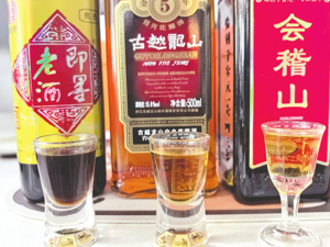 青啤豪掷6.65亿元“喝”黄酒，据说“有股焦味”