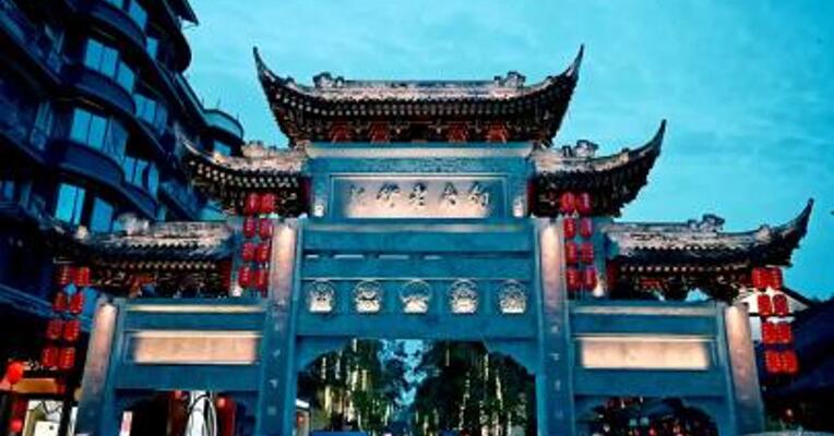 酒博会来啦 剑南老街“变身”名酒打卡地