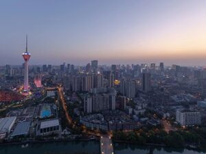 成都：工业强市，奋力跑赢“上半场”