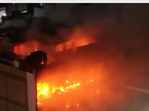 突发！伊拉克一座大型超市发生火灾，近50人死亡！视频显示：大楼高层燃起熊熊大火，多人在楼顶求救