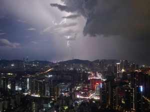 橙色预警！台风“韦帕”加强为台风级，香港挂出“九号风球”！广东多地红色预警，珠海等地实施“五停”