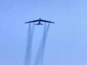 美国一客机险些撞上B-52战略轰炸机！发生了什么？