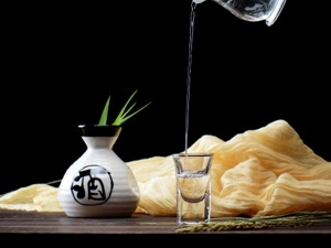 盘点“好酒”基金经理二季报：多名顶流“撤退” ！张坤却杀疯了，大举增仓四大白酒龙头