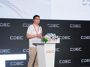 CJ 2025 | 三七互娱王传鹏：自研大模型“小七”图片生成提效超80%     游戏业未来“让思考者做选择，让梦想家去创造”