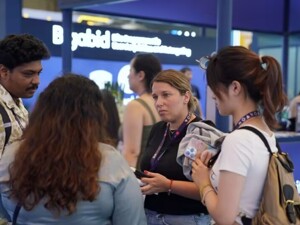 图集丨2025 ChinaJoy现场直击：索尼展区国产3A试玩火爆，游戏出海商务洽谈人潮涌动
