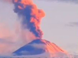 俄罗斯8.7级强震后，“沉睡”600年的火山喷发！美卫星照片曝光：俄罗斯核潜艇基地受损，出现明显弯曲和位移