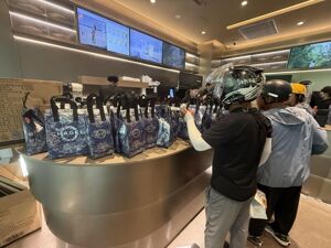 有人上午下单、下午还没喝到⋯⋯“秋天的第一杯奶茶”又爆单了！外卖平台花式营销、多维度竞争暗流涌动