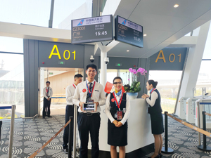 裤装+平底鞋成可选项  其实嘻哈脱口秀之前，空乘制服已悄悄“进化”