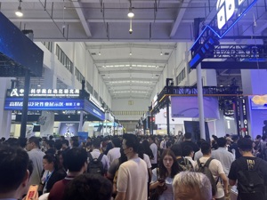 130万人报名！2025世界机器人大会火热开幕：人形机器人炫技“迪厅”，80岁老人骑小车逛展