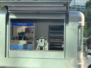 能买水、点咖啡⋯⋯24小时机器人便利店亮相北京街头：银河通用具身智能商业化破圈？