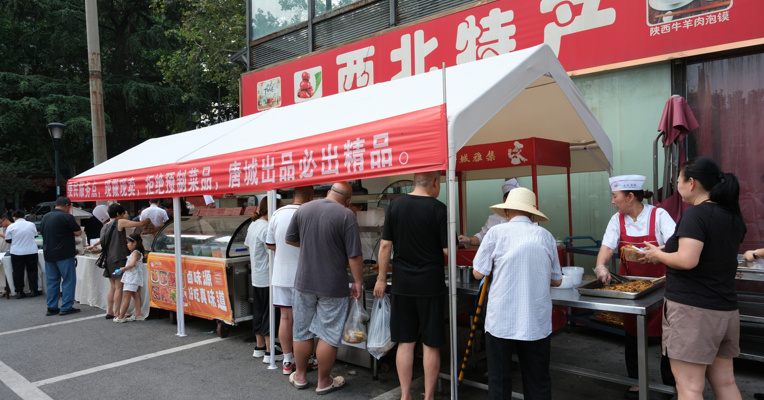 西安星级酒店加入“摆摊大军”，重压之下主动求生