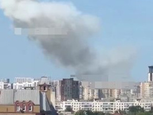 俄罗斯一市中心发生强烈爆炸，现场升起大量浓烟！另一地遭乌军无人机袭击，3名平民受伤，轿车起火