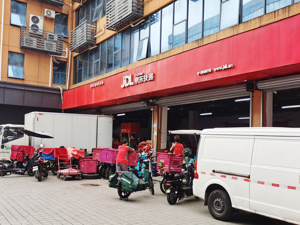 海外落子频频、参与招募并管理京东外卖员⋯⋯京东物流上半年营收近千亿元，谁将成为“第三驾马车”？