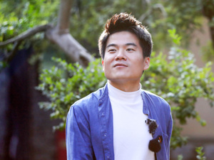 热搜！罗永浩曝董宇辉年收入超20亿！与辉同行回应，东方甄选股价暴涨