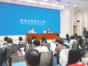 7月社会消费品零售总额同比增长3.7%