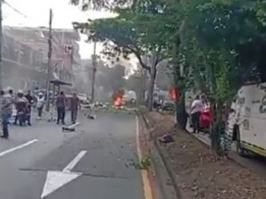 哥伦比亚突发！国家警察直升机遭无人机袭击、一空军基地附近爆炸致2死！哥总统：恐怖主义报复