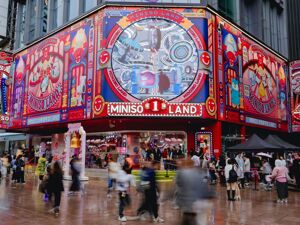 二季度关键财务指标回暖后，名创优品重金砸向“大店模式”和“自有IP”，能否突围？