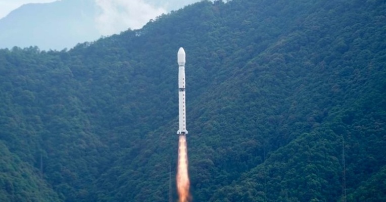 专家：低轨卫星互联网将使在飞机上高速上网成标配，手机飞行模式可能取消