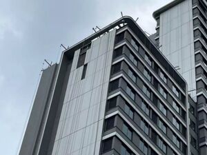 离交房越来越近，香港置地上海某豪宅小区遭业主投诉，房管局人士：已了解相关问题并与开发商联系沟通