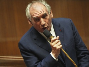 突发！法国总理贝鲁将辞职，马克龙：将任命新总理！外媒：“法国一打喷嚏，欧洲就感冒”