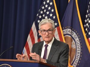 美联储下周“豪赌”50基点降息？历史记录敲响衰退警钟；柯克枪击案22岁嫌疑人落网；法国主权信用评级被下调；特斯拉大涨，马斯克稳坐世界首富 | 一周国际财经
